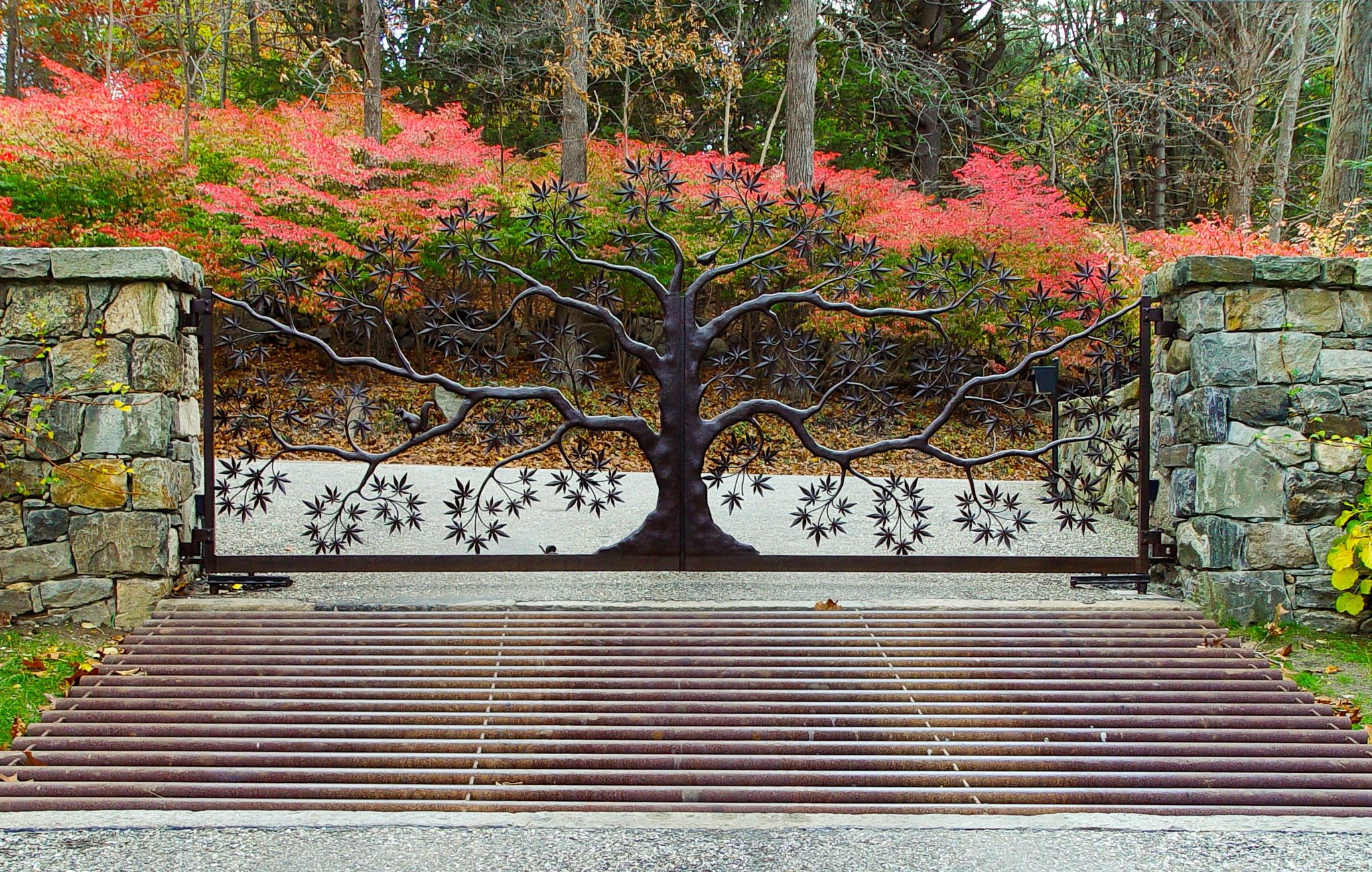 Custom metal tree design for a driveway gate