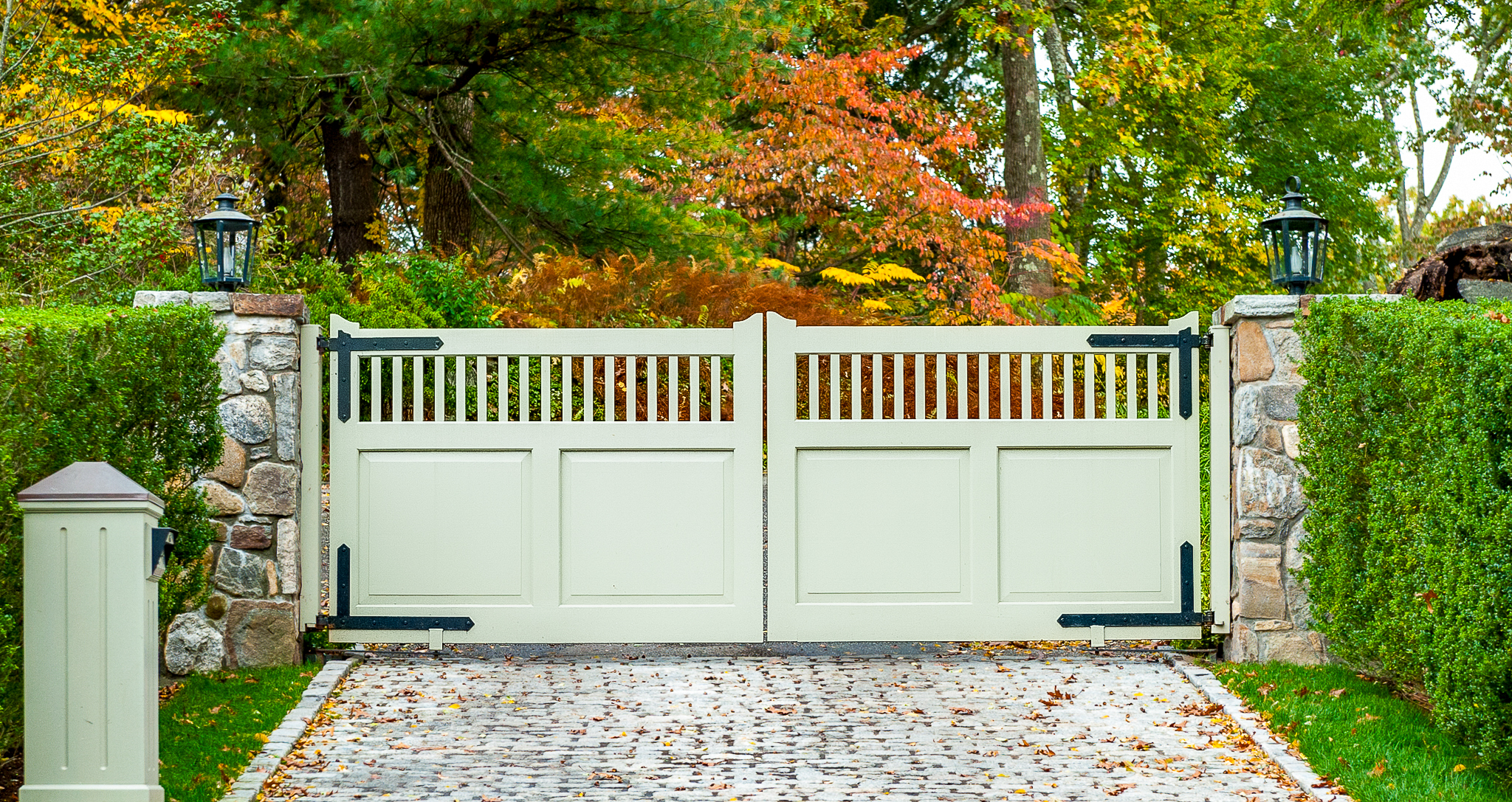 Rectangular composite gate